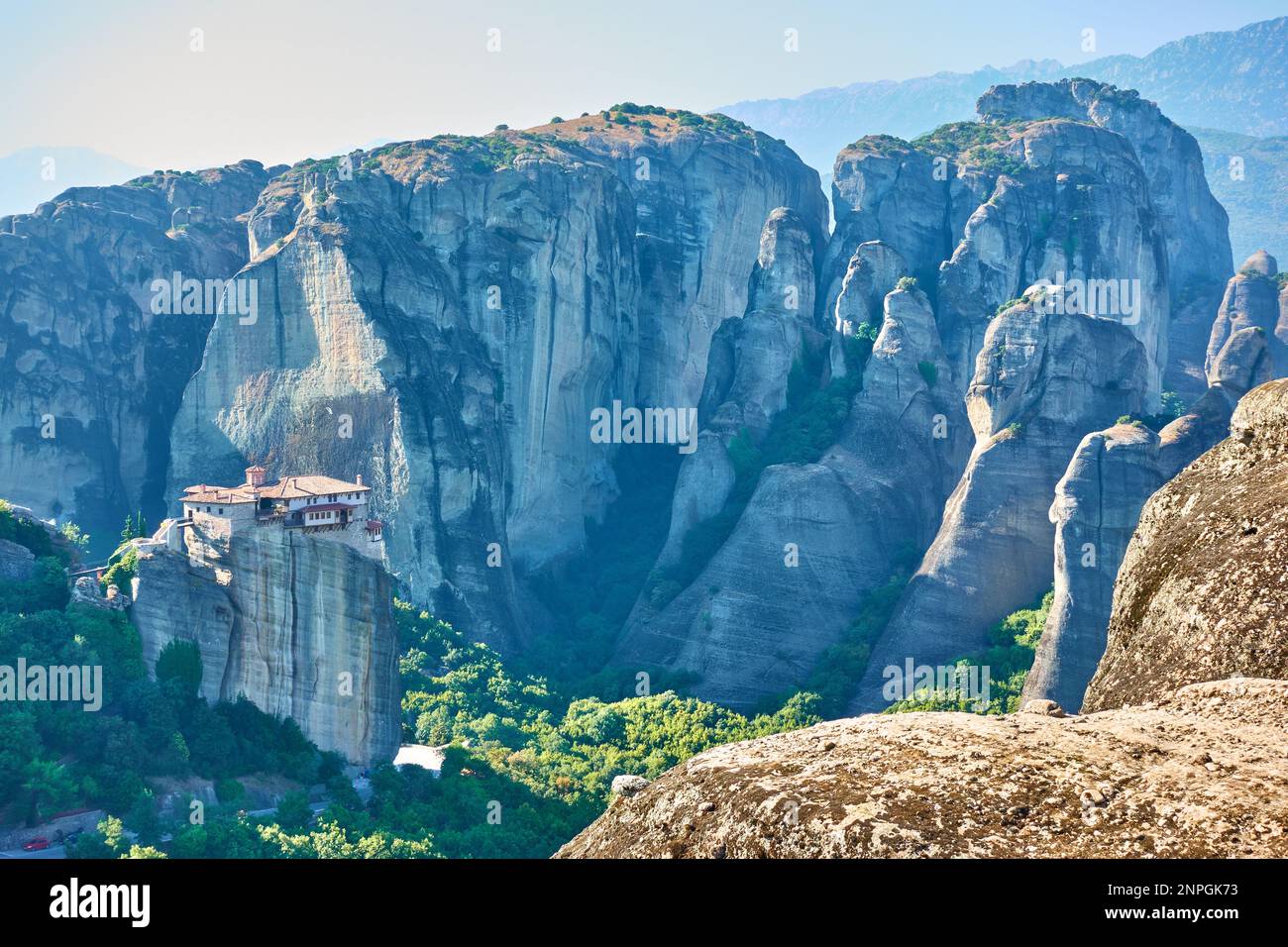 Orthodoxes Kloster zwischen den Felsen von Meteora am Morgen, Griechenland. Griechische Landschaft mit Wahrzeichen Stockfoto