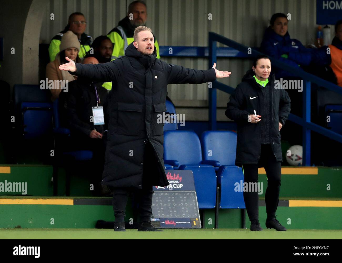 Arsenal-Manager Jonas Eidevall Gesten aus der Seitenlinie während des Spiels der Vitality Women's FA Cup in der fünften Runde in Kingsmeadow, London. Foto: Sonntag, 26. Februar 2023. Stockfoto