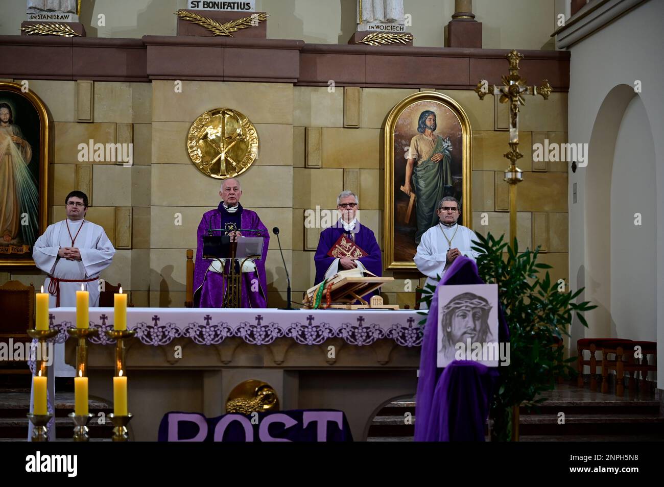 Ein Kruzifix von Oskar Wache vereint Deutsche und Polen. Görlitz/Zgorzelec. Eine der katholischen Sankt-Bonifatius-Kirche in der heutigen ulica Emilii P. Stockfoto