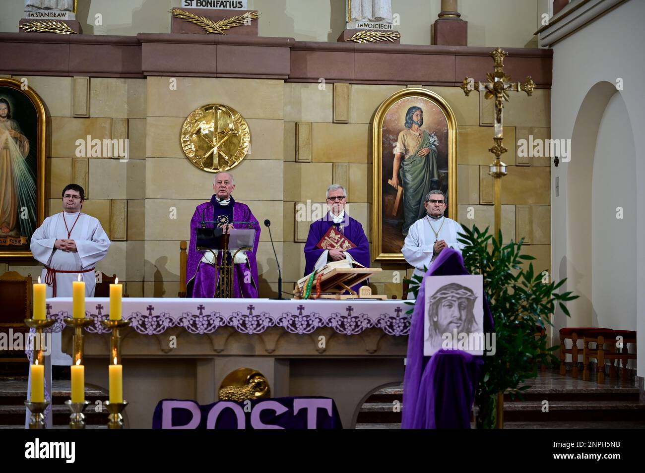 Ein Kruzifix von Oskar Wache vereint Deutsche und Polen. Görlitz/Zgorzelec. Eine der katholischen Sankt-Bonifatius-Kirche in der heutigen ulica Emilii P. Stockfoto