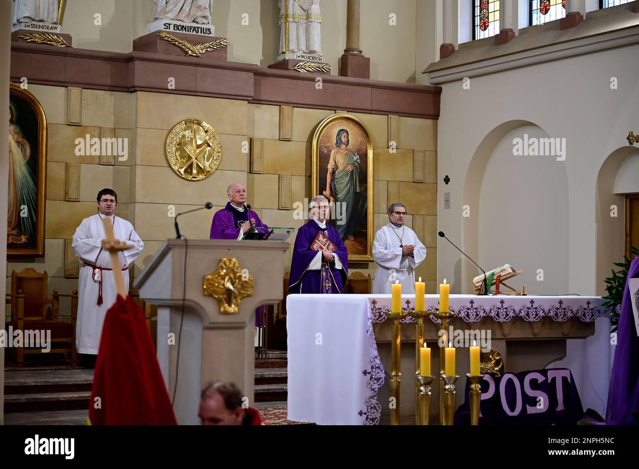Ein Kruzifix von Oskar Wache vereint Deutsche und Polen. Görlitz/Zgorzelec. Eine der katholischen Sankt-Bonifatius-Kirche in der heutigen ulica Emilii P. Stockfoto