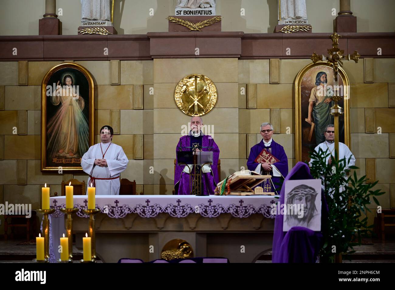 Ein Kruzifix von Oskar Wache vereint Deutsche und Polen. Görlitz/Zgorzelec. Eine der katholischen Sankt-Bonifatius-Kirche in der heutigen ulica Emilii P. Stockfoto