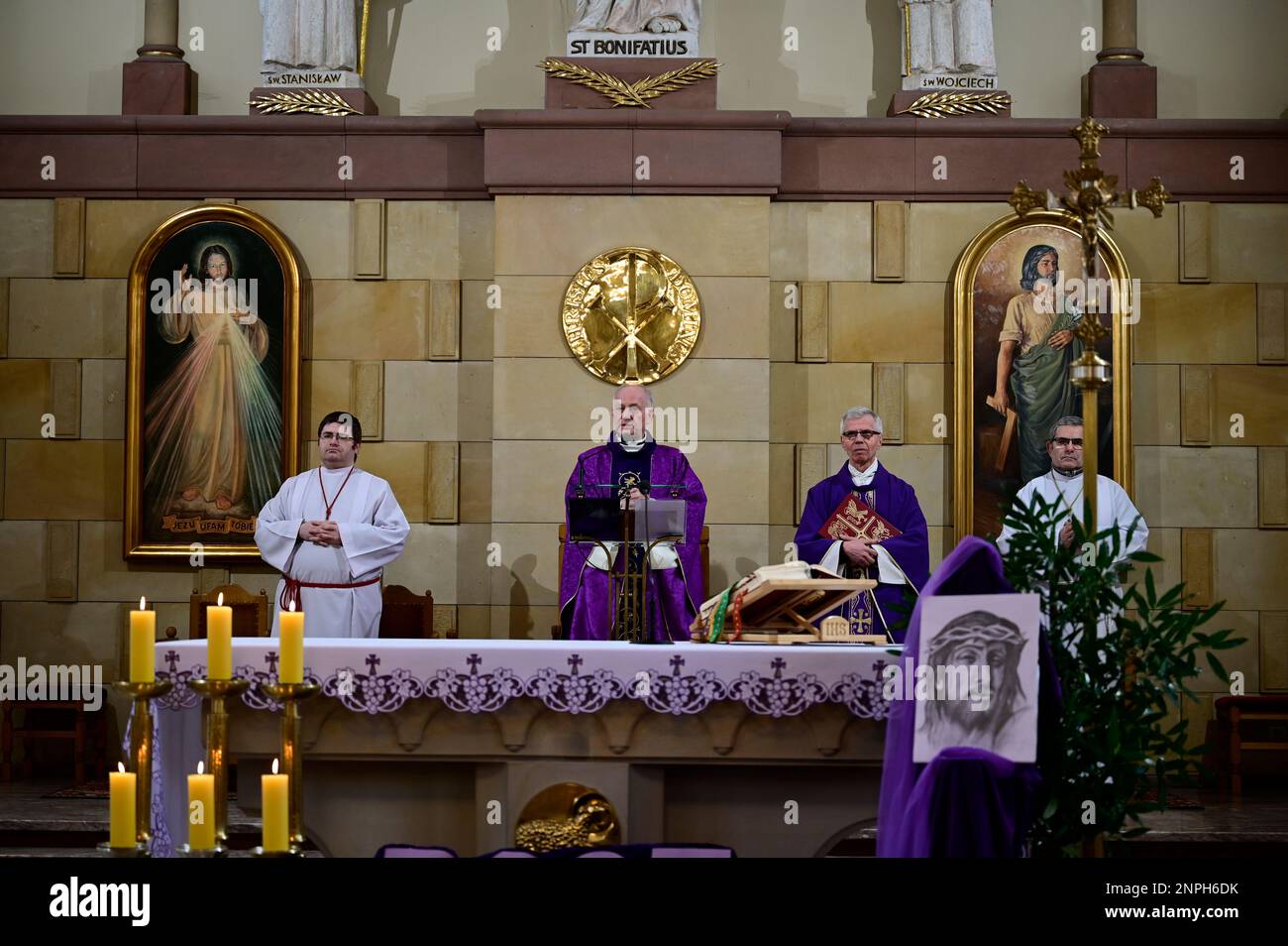Ein Kruzifix von Oskar Wache vereint Deutsche und Polen. Görlitz/Zgorzelec. Eine der katholischen Sankt-Bonifatius-Kirche in der heutigen ulica Emilii P. Stockfoto