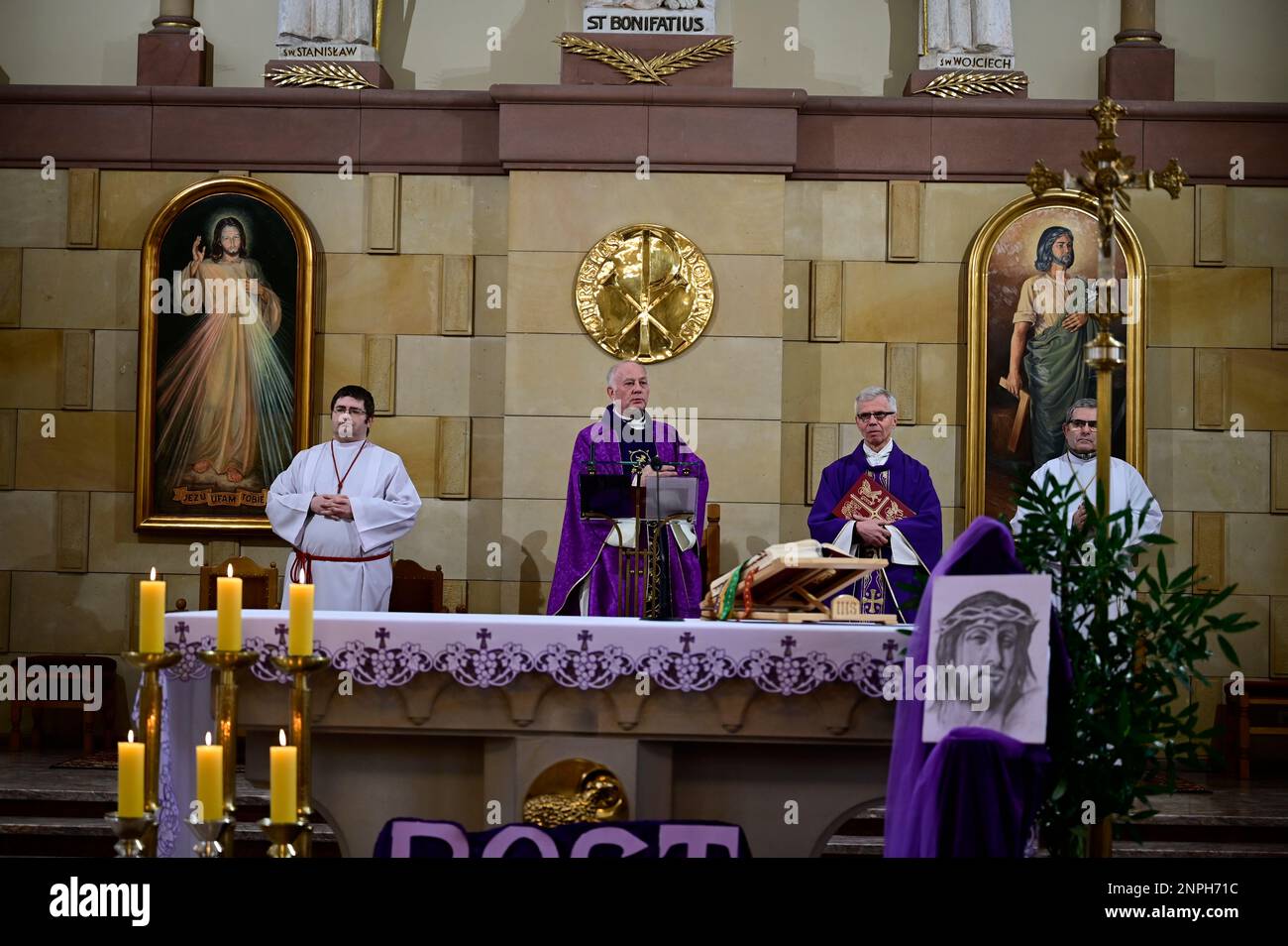 Ein Kruzifix von Oskar Wache vereint Deutsche und Polen. Görlitz/Zgorzelec. Eine der katholischen Sankt-Bonifatius-Kirche in der heutigen ulica Emilii P. Stockfoto