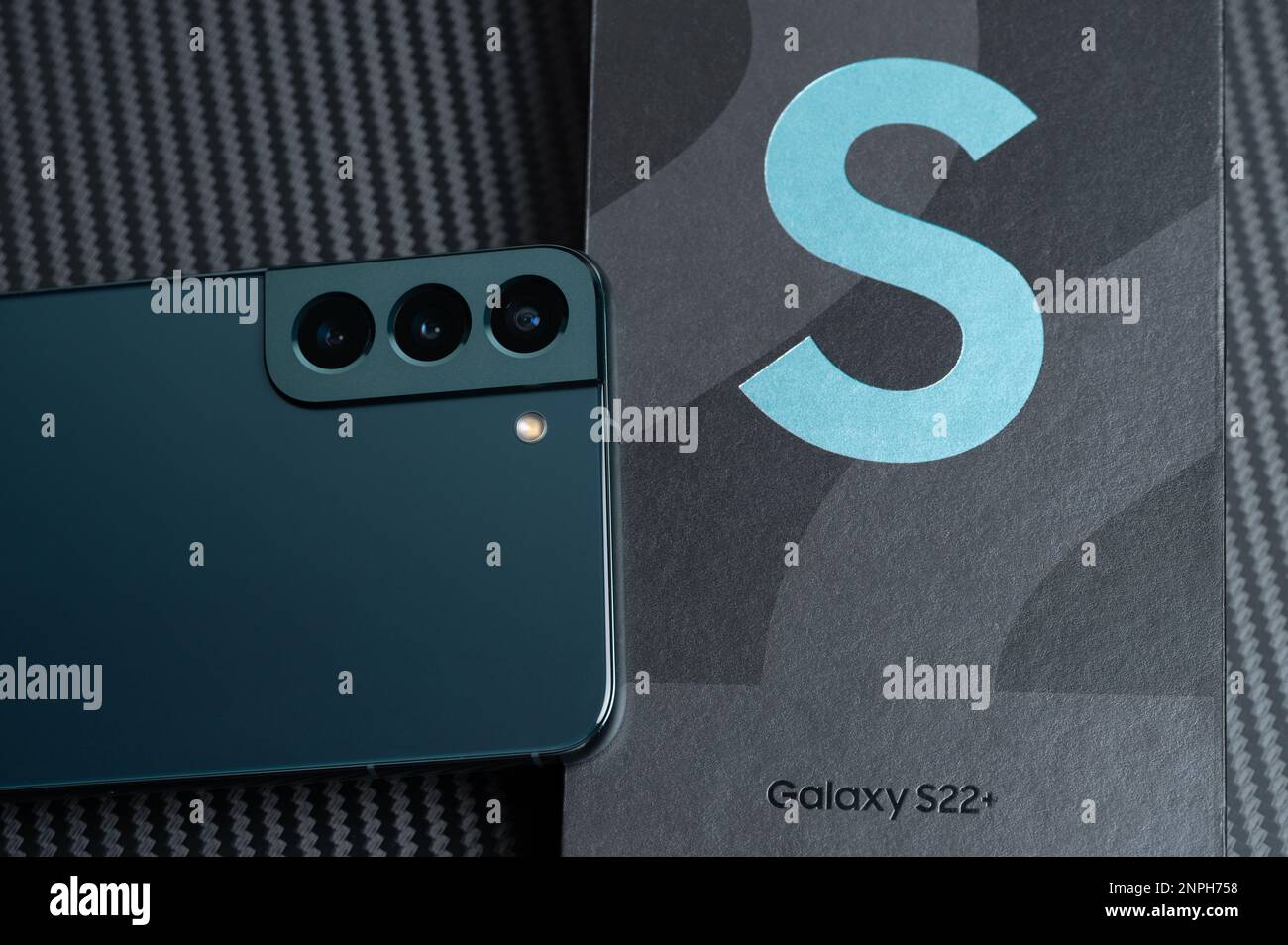 New york, USA - 31. Januar 2022: Samsung S22 plus Smartphone-Serie mit Box auf schwarzem Hintergrund Stockfoto