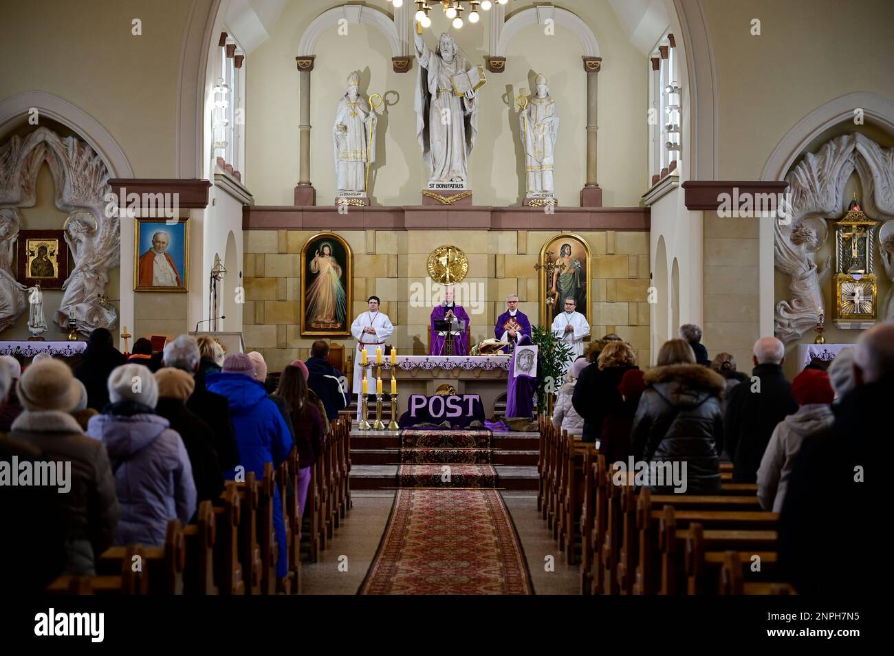 Ein Kruzifix von Oskar Wache vereint Deutsche und Polen. Görlitz/Zgorzelec. Eine der katholischen Sankt-Bonifatius-Kirche in der heutigen ulica Emilii P. Stockfoto