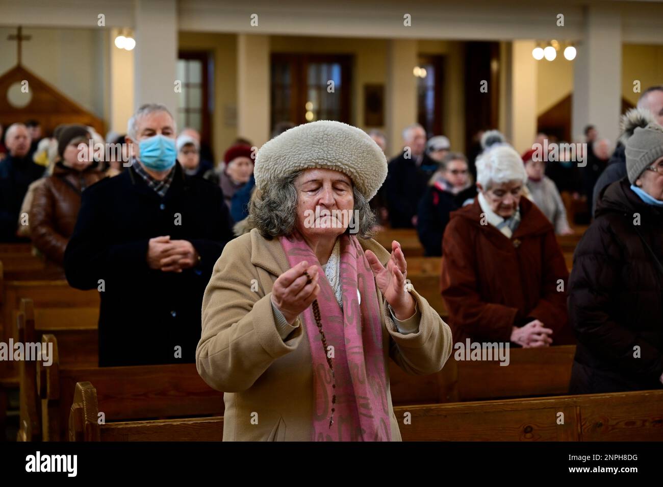 Ein Kruzifix von Oskar Wache vereint Deutsche und Polen. Görlitz/Zgorzelec. Eine der katholischen Sankt-Bonifatius-Kirche in der heutigen ulica Emilii P. Stockfoto