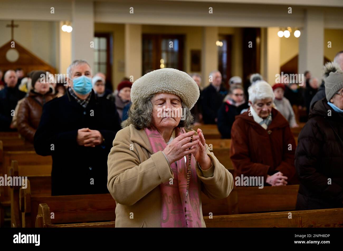 Ein Kruzifix von Oskar Wache vereint Deutsche und Polen. Görlitz/Zgorzelec. Eine der katholischen Sankt-Bonifatius-Kirche in der heutigen ulica Emilii P. Stockfoto