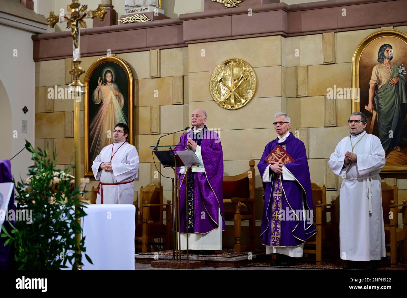 Ein Kruzifix von Oskar Wache vereint Deutsche und Polen. Görlitz/Zgorzelec. Eine der katholischen Sankt-Bonifatius-Kirche in der heutigen ulica Emilii P. Stockfoto
