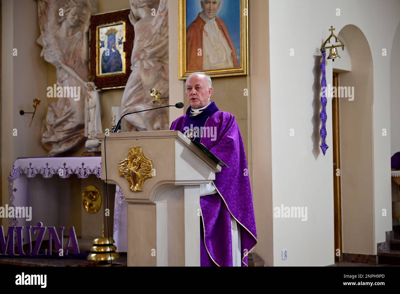Ein Kruzifix von Oskar Wache vereint Deutsche und Polen. Görlitz/Zgorzelec. Eine der katholischen Sankt-Bonifatius-Kirche in der heutigen ulica Emilii P. Stockfoto