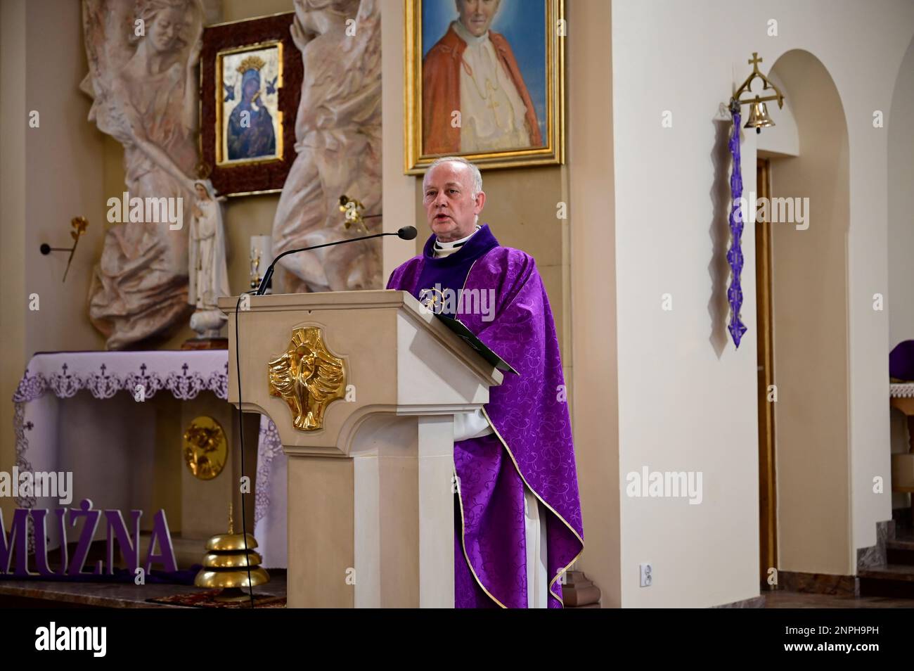 Ein Kruzifix von Oskar Wache vereint Deutsche und Polen. Görlitz/Zgorzelec. Eine der katholischen Sankt-Bonifatius-Kirche in der heutigen ulica Emilii P. Stockfoto