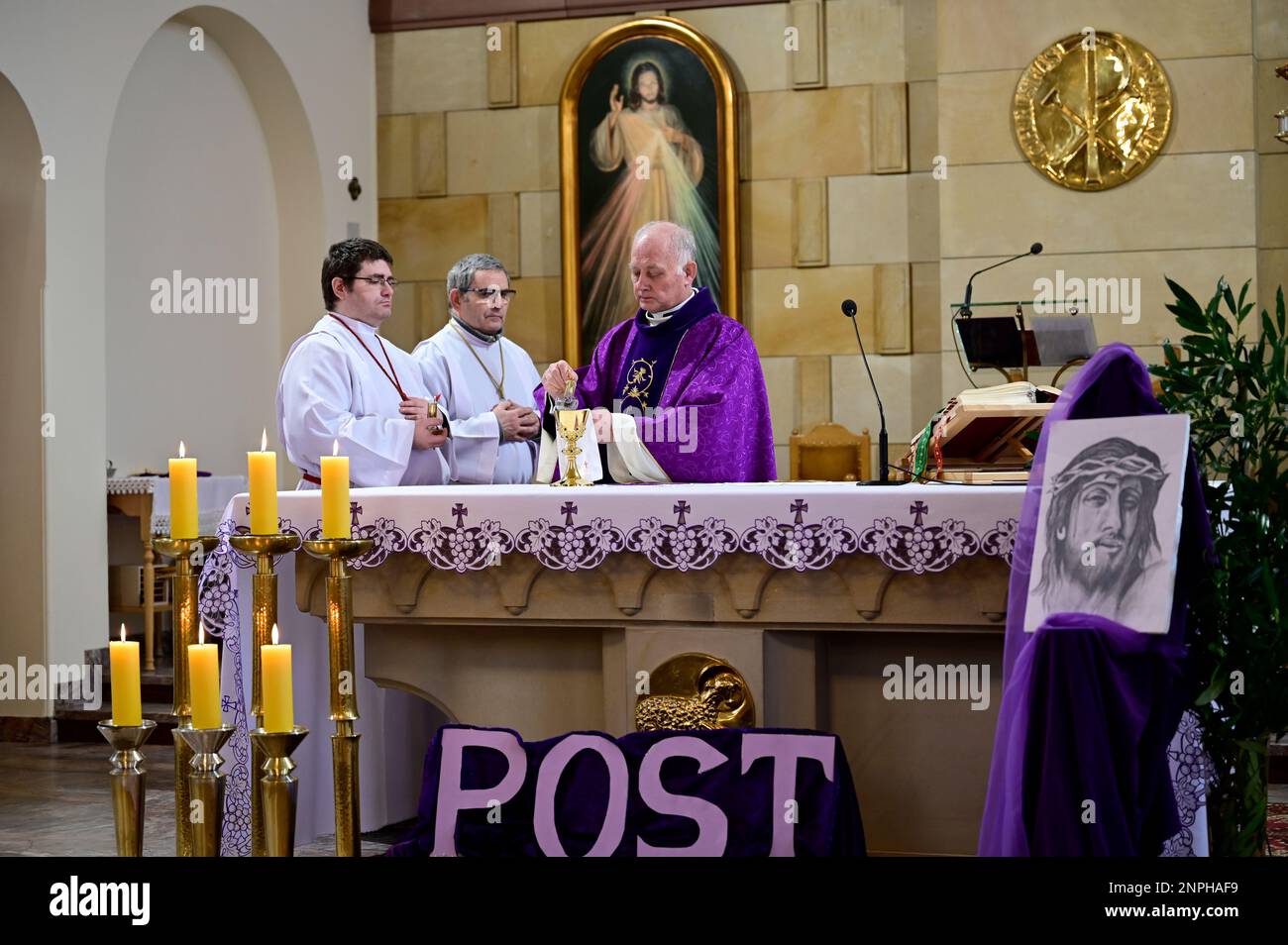 Ein Kruzifix von Oskar Wache vereint Deutsche und Polen. Görlitz/Zgorzelec. Eine der katholischen Sankt-Bonifatius-Kirche in der heutigen ulica Emilii P. Stockfoto