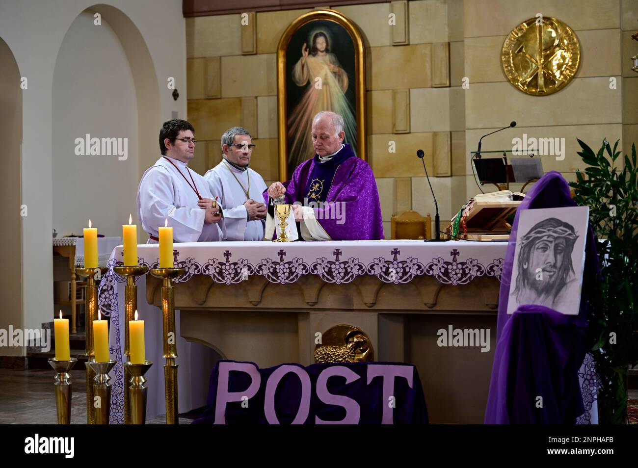Ein Kruzifix von Oskar Wache vereint Deutsche und Polen. Görlitz/Zgorzelec. Eine der katholischen Sankt-Bonifatius-Kirche in der heutigen ulica Emilii P. Stockfoto