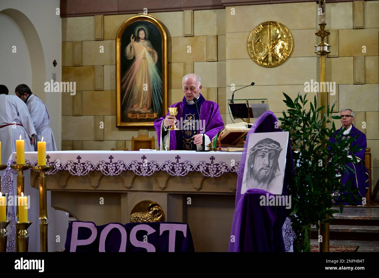 Ein Kruzifix von Oskar Wache vereint Deutsche und Polen. Görlitz/Zgorzelec. Eine der katholischen Sankt-Bonifatius-Kirche in der heutigen ulica Emilii P. Stockfoto