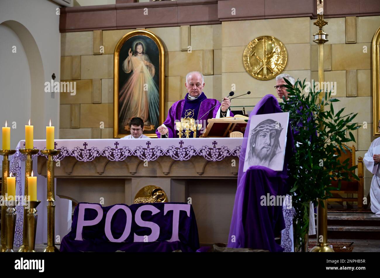 Ein Kruzifix von Oskar Wache vereint Deutsche und Polen. Görlitz/Zgorzelec. Eine der katholischen Sankt-Bonifatius-Kirche in der heutigen ulica Emilii P. Stockfoto