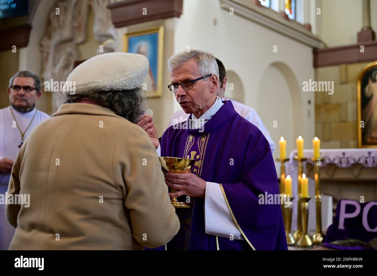 Ein Kruzifix von Oskar Wache vereint Deutsche und Polen. Görlitz/Zgorzelec. Eine der katholischen Sankt-Bonifatius-Kirche in der heutigen ulica Emilii P. Stockfoto
