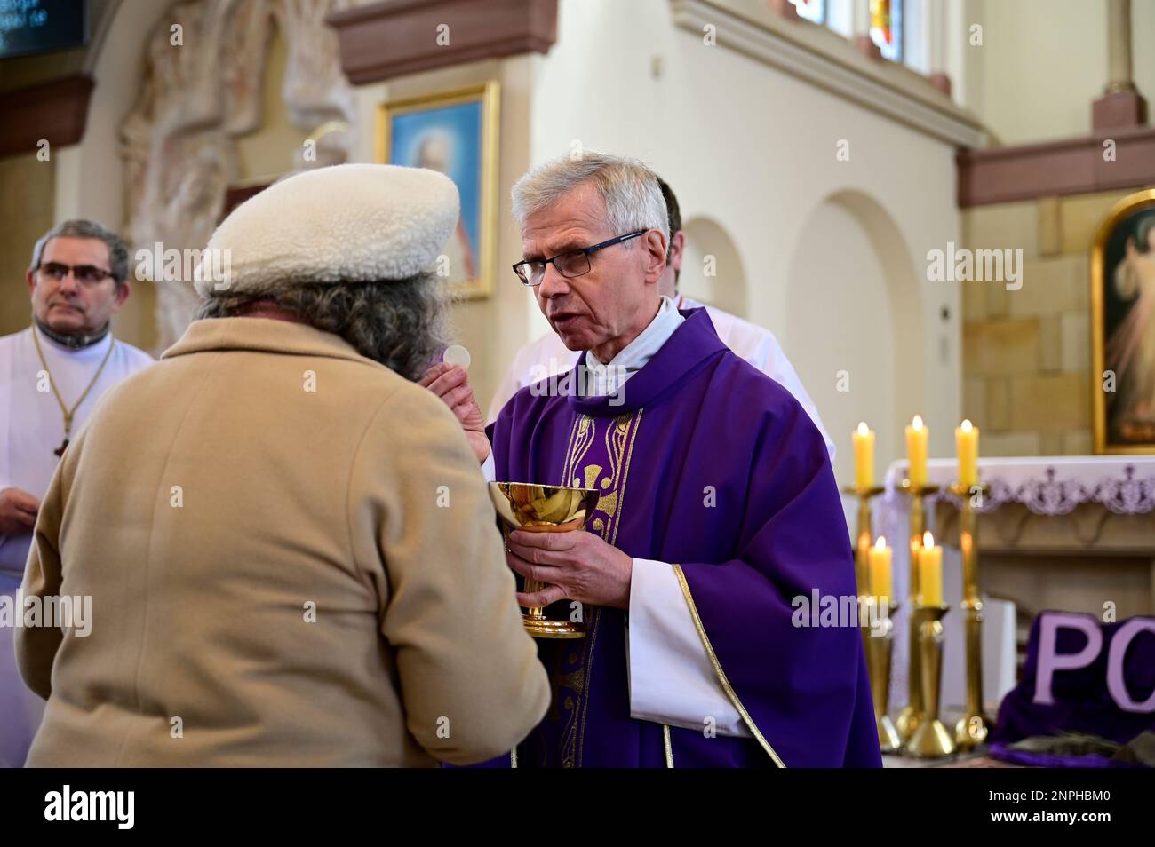 Ein Kruzifix von Oskar Wache vereint Deutsche und Polen. Görlitz/Zgorzelec. Eine der katholischen Sankt-Bonifatius-Kirche in der heutigen ulica Emilii P. Stockfoto