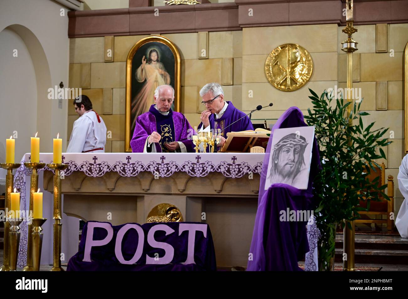 Ein Kruzifix von Oskar Wache vereint Deutsche und Polen. Görlitz/Zgorzelec. Eine der katholischen Sankt-Bonifatius-Kirche in der heutigen ulica Emilii P. Stockfoto