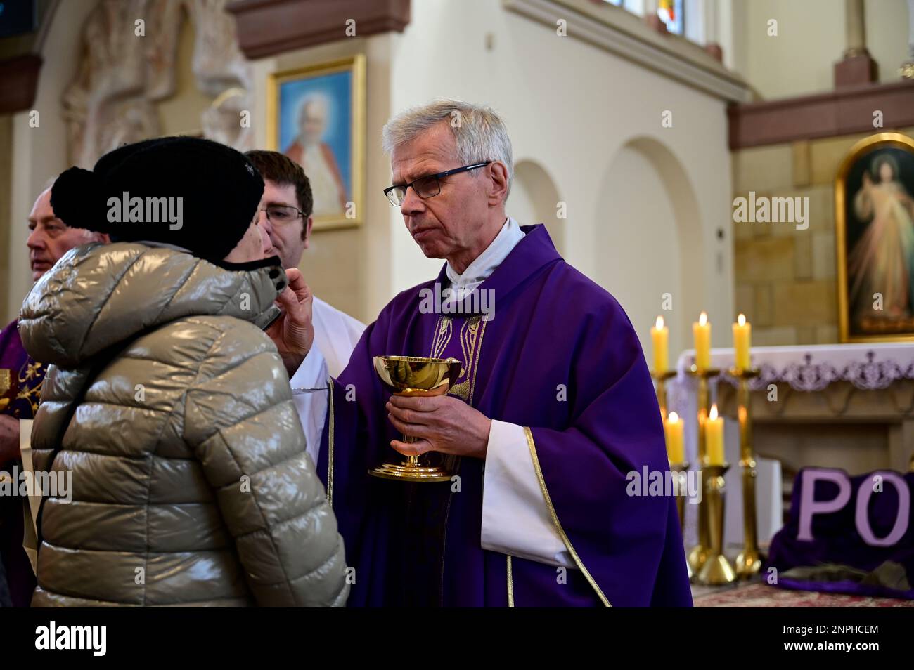 Ein Kruzifix von Oskar Wache vereint Deutsche und Polen. Görlitz/Zgorzelec. Eine der katholischen Sankt-Bonifatius-Kirche in der heutigen ulica Emilii P. Stockfoto