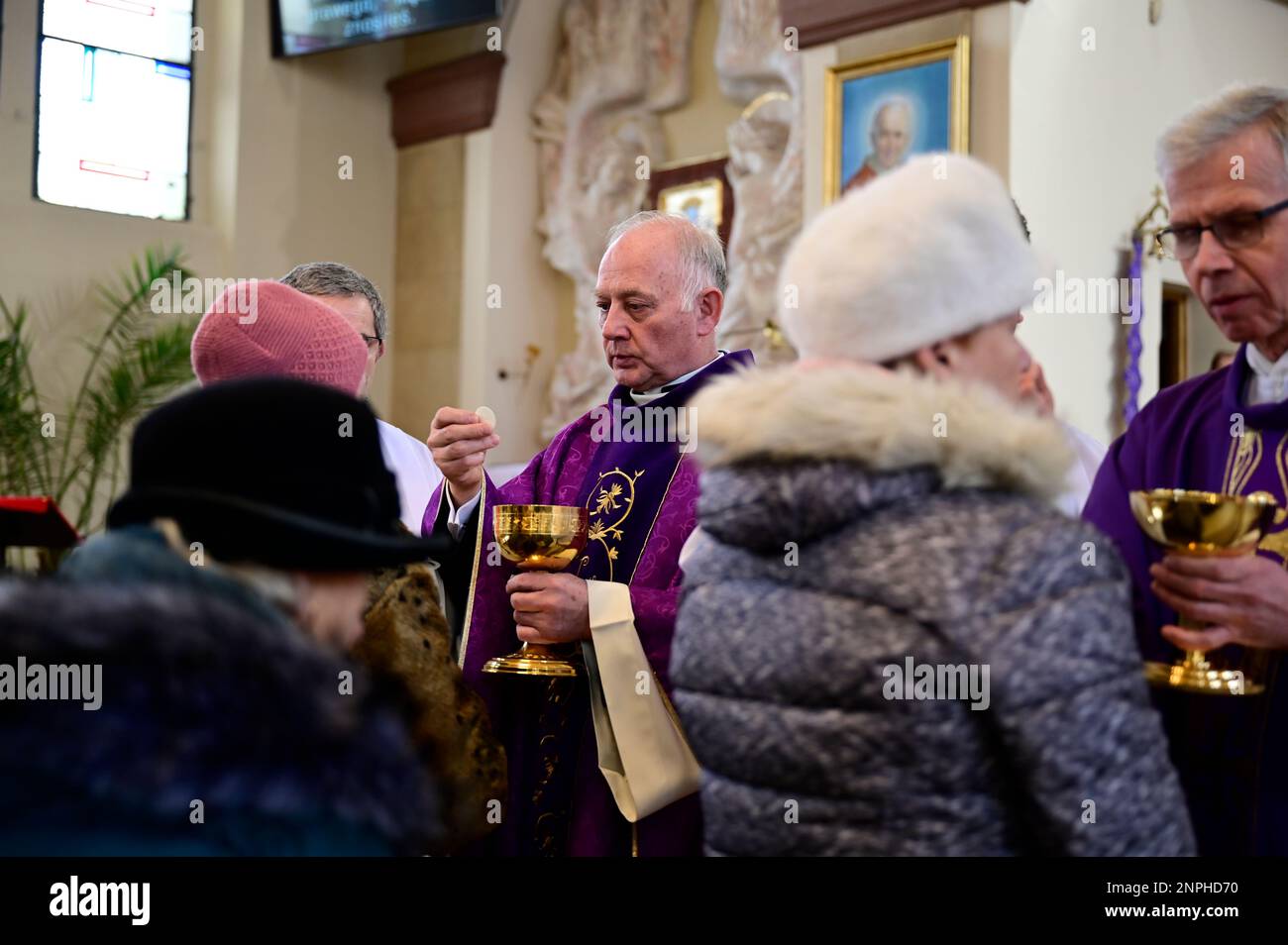 Ein Kruzifix von Oskar Wache vereint Deutsche und Polen. Görlitz/Zgorzelec. Eine der katholischen Sankt-Bonifatius-Kirche in der heutigen ulica Emilii P. Stockfoto