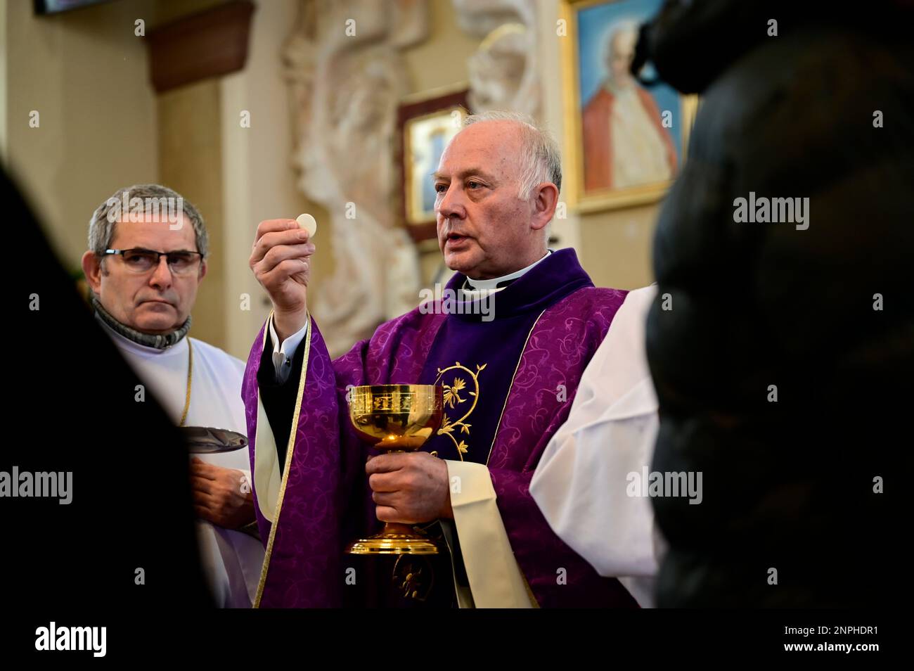 Ein Kruzifix von Oskar Wache vereint Deutsche und Polen. Görlitz/Zgorzelec. Eine der katholischen Sankt-Bonifatius-Kirche in der heutigen ulica Emilii P. Stockfoto