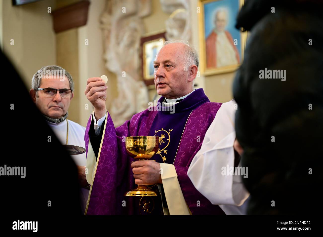 Ein Kruzifix von Oskar Wache vereint Deutsche und Polen. Görlitz/Zgorzelec. Eine der katholischen Sankt-Bonifatius-Kirche in der heutigen ulica Emilii P. Stockfoto