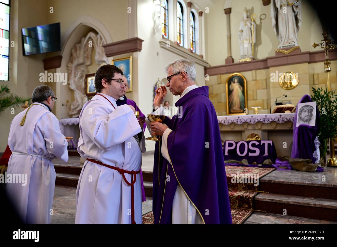 Ein Kruzifix von Oskar Wache vereint Deutsche und Polen. Görlitz/Zgorzelec. Eine der katholischen Sankt-Bonifatius-Kirche in der heutigen ulica Emilii P. Stockfoto