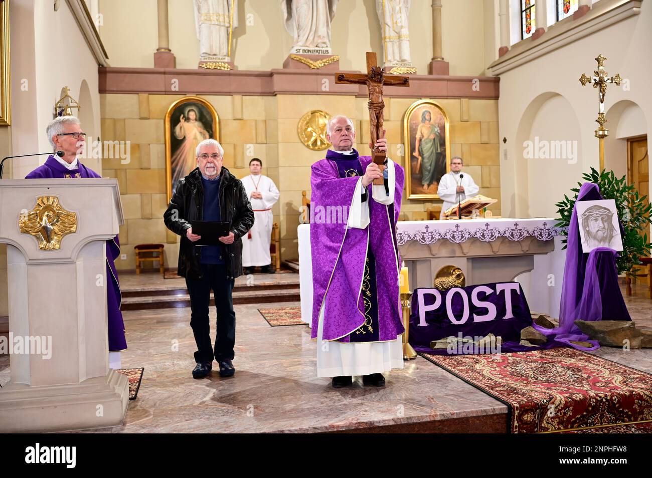 Ein Kruzifix von Oskar Wache vereint Deutsche und Polen. Görlitz/Zgorzelec. Eine der katholischen Sankt-Bonifatius-Kirche in der heutigen ulica Emilii P. Stockfoto