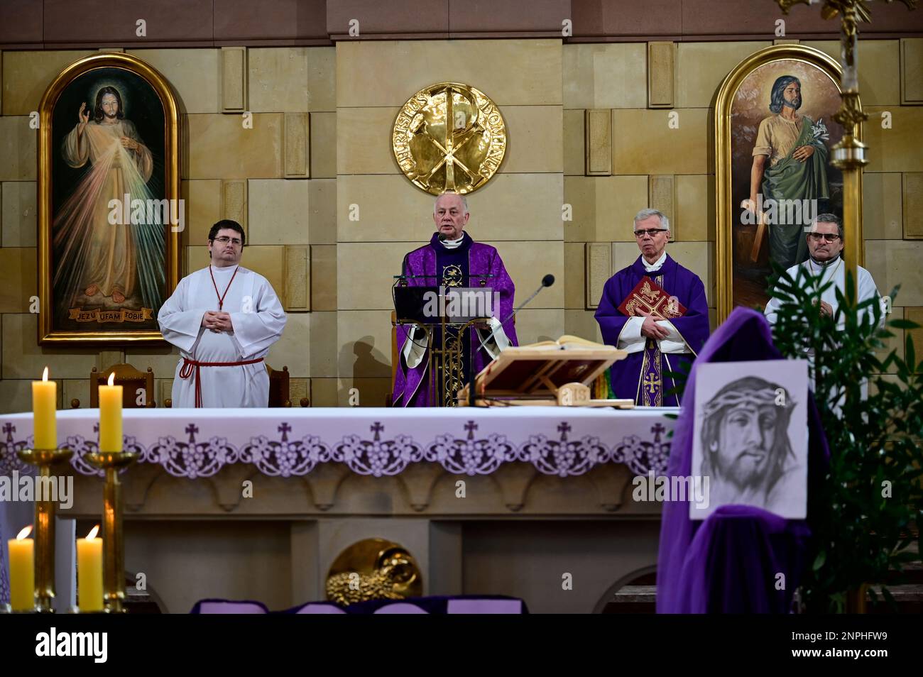 Ein Kruzifix von Oskar Wache vereint Deutsche und Polen. Görlitz/Zgorzelec. Eine der katholischen Sankt-Bonifatius-Kirche in der heutigen ulica Emilii P. Stockfoto