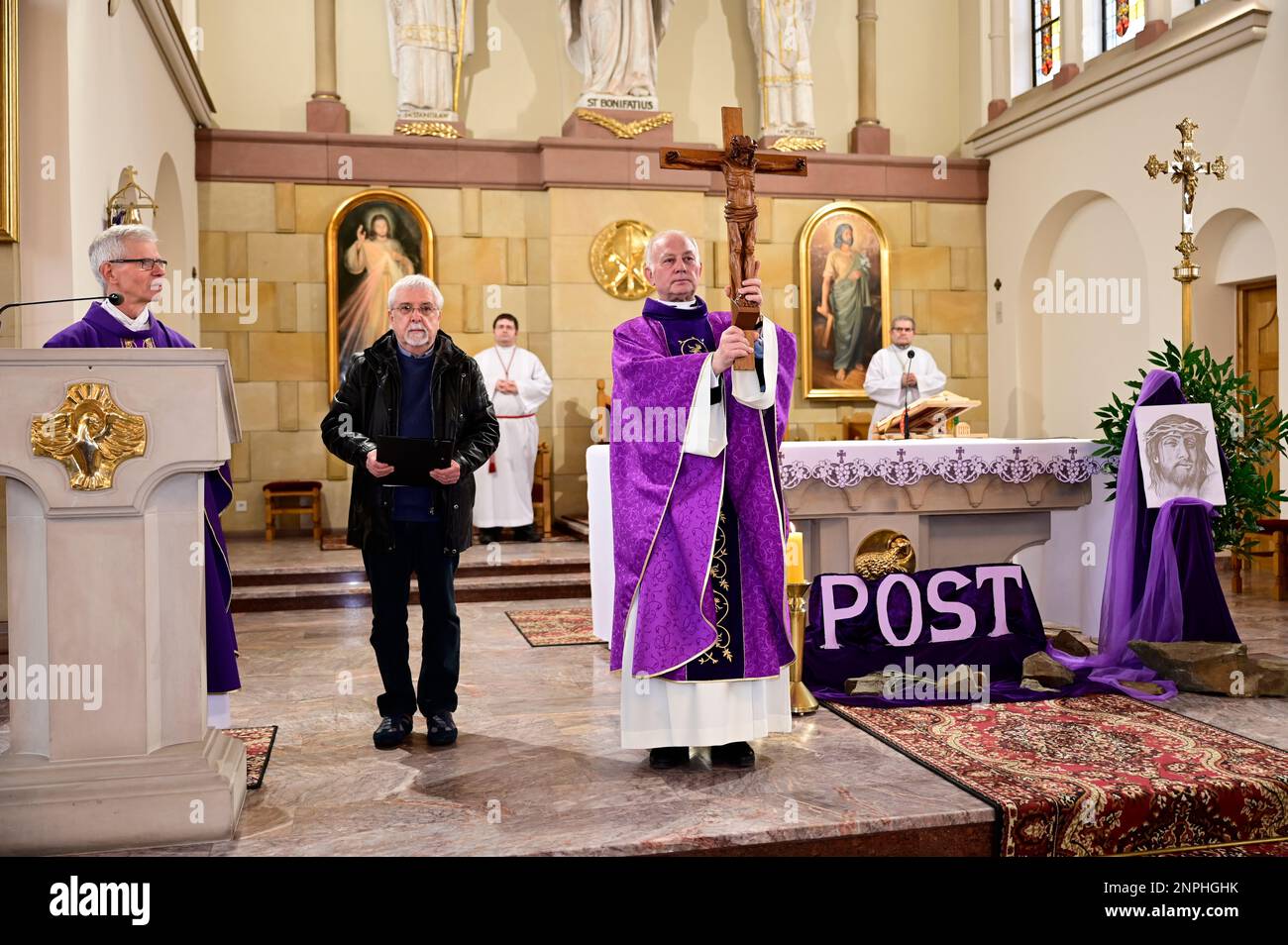 Ein Kruzifix von Oskar Wache vereint Deutsche und Polen. Görlitz/Zgorzelec. Eine der katholischen Sankt-Bonifatius-Kirche in der heutigen ulica Emilii P. Stockfoto