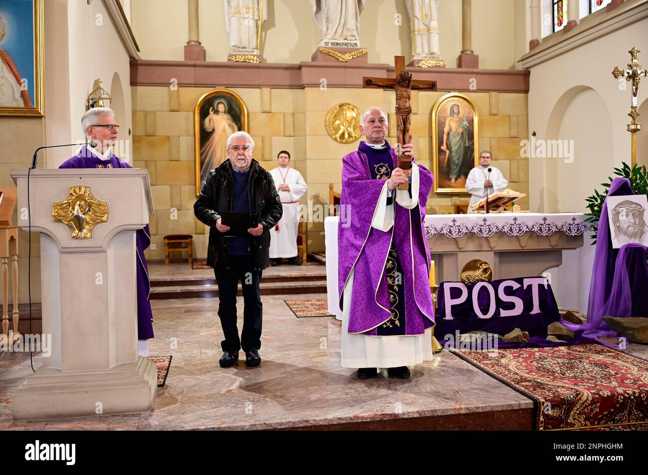 Ein Kruzifix von Oskar Wache vereint Deutsche und Polen. Görlitz/Zgorzelec. Eine der katholischen Sankt-Bonifatius-Kirche in der heutigen ulica Emilii P. Stockfoto