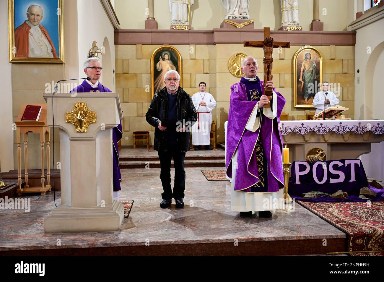Ein Kruzifix von Oskar Wache vereint Deutsche und Polen. Görlitz/Zgorzelec. Eine der katholischen Sankt-Bonifatius-Kirche in der heutigen ulica Emilii P. Stockfoto