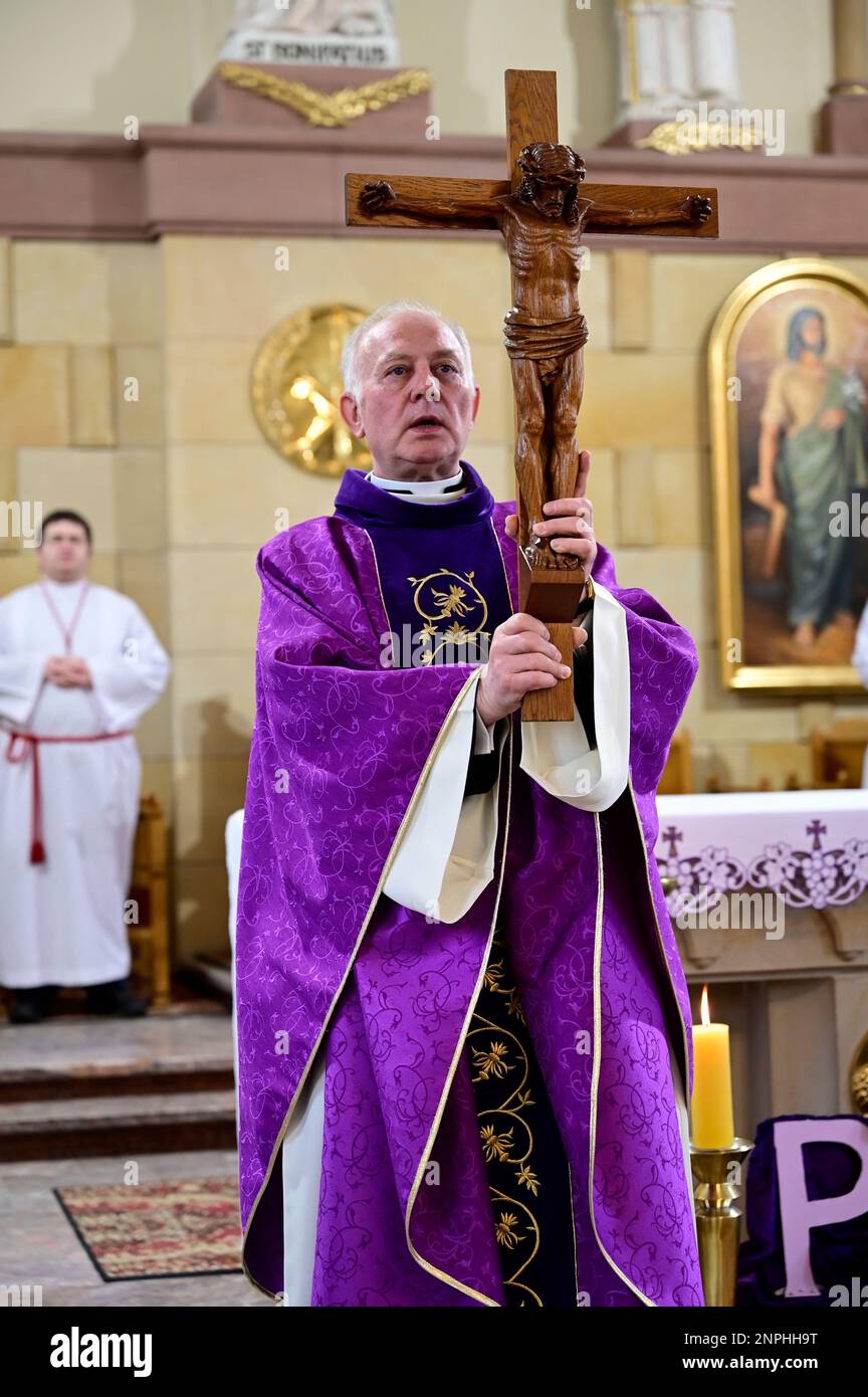 Ein Kruzifix von Oskar Wache vereint Deutsche und Polen. Görlitz/Zgorzelec. Eine der katholischen Sankt-Bonifatius-Kirche in der heutigen ulica Emilii P. Stockfoto