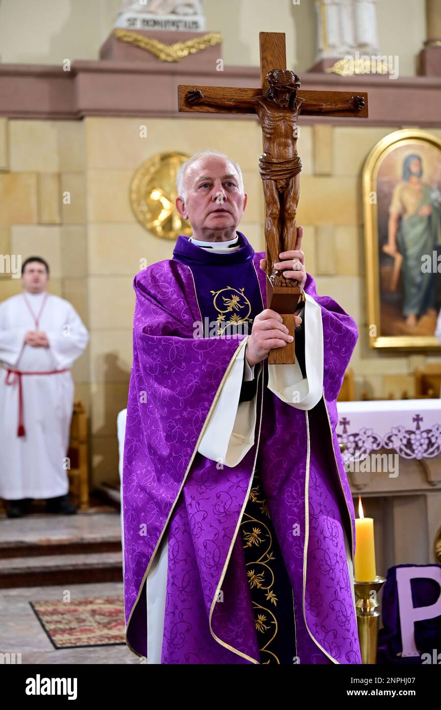 Ein Kruzifix von Oskar Wache vereint Deutsche und Polen. Görlitz/Zgorzelec. Eine der katholischen Sankt-Bonifatius-Kirche in der heutigen ulica Emilii P. Stockfoto