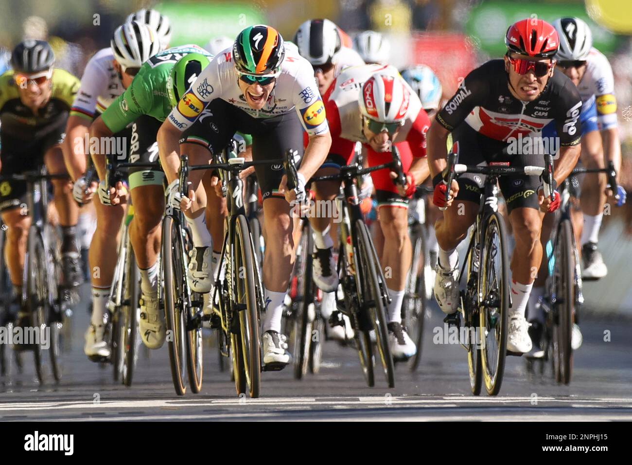 Ireland's Sam Bennett, center in white, crosses the finish line ahead of Slovakia's Peter Sagan, rear left, and Australia's Caleb Ewan, third place, second right, to win stage 10 of the Tour de France cycling race over 168.5 kilometers (104.7 miles) from Ile d'Oleron to Ile de Re, France, Tuesday, Sept. 8, 2020. (Kenzo Tribouillard/Pool via AP) Stockfoto