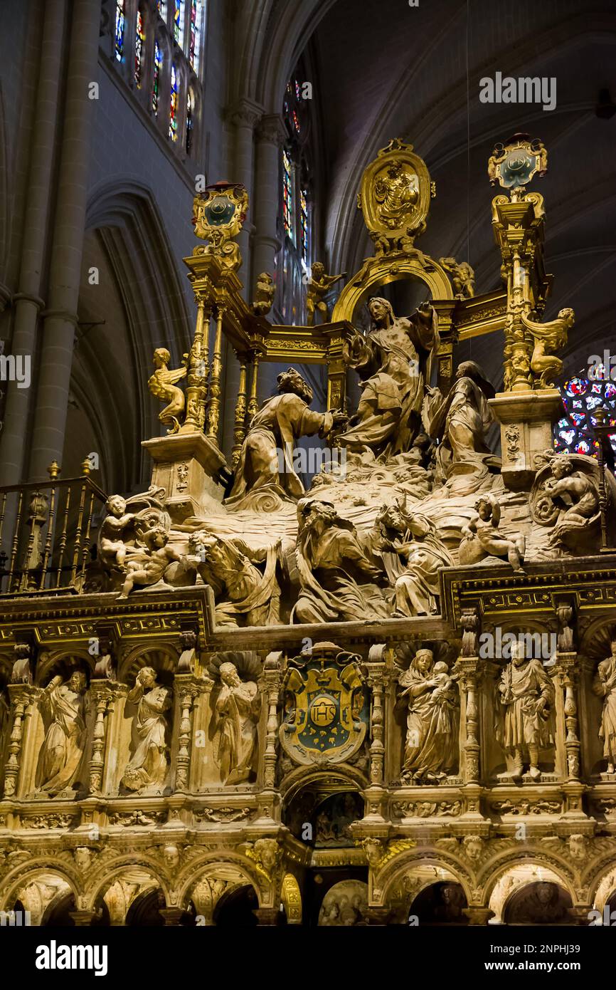 Skulptur über dem Chor und der Jungfrau Blanca in der Kathedrale von Toledo, Spanien. Stockfoto