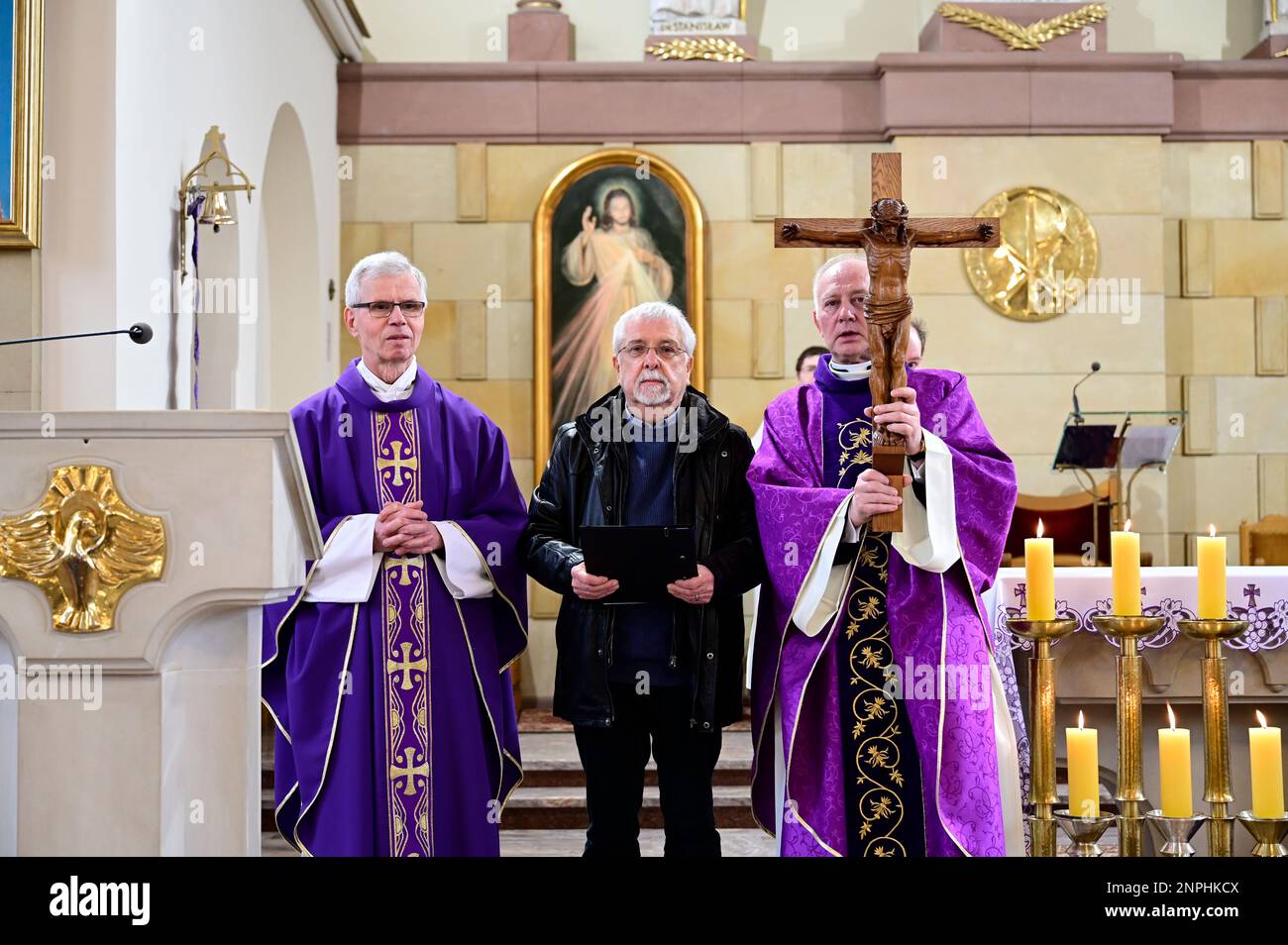 Ein Kruzifix von Oskar Wache vereint Deutsche und Polen. Görlitz/Zgorzelec. Eine der katholischen Sankt-Bonifatius-Kirche in der heutigen ulica Emilii P. Stockfoto