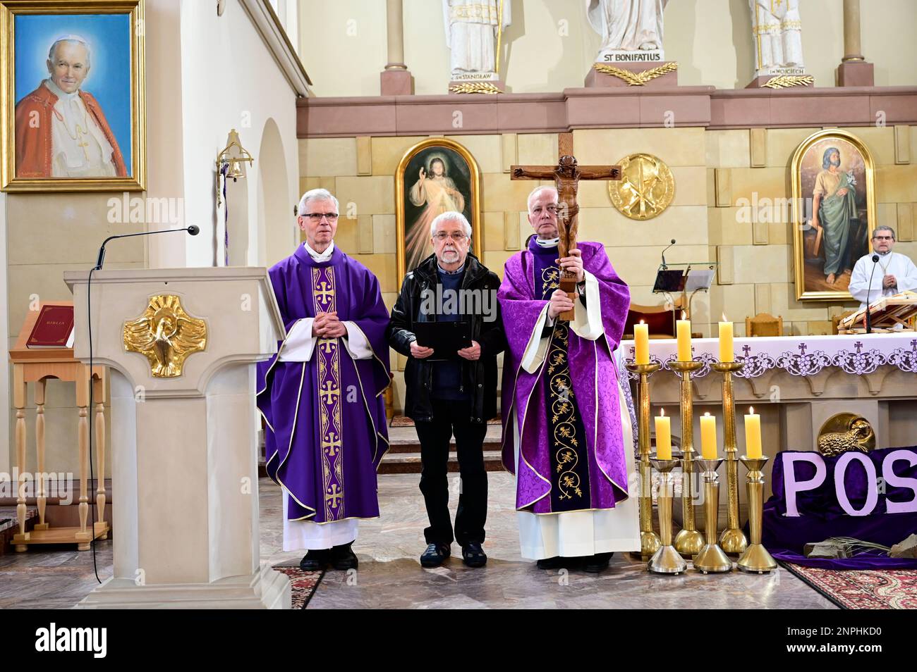 Ein Kruzifix von Oskar Wache vereint Deutsche und Polen. Görlitz/Zgorzelec. Eine der katholischen Sankt-Bonifatius-Kirche in der heutigen ulica Emilii P. Stockfoto