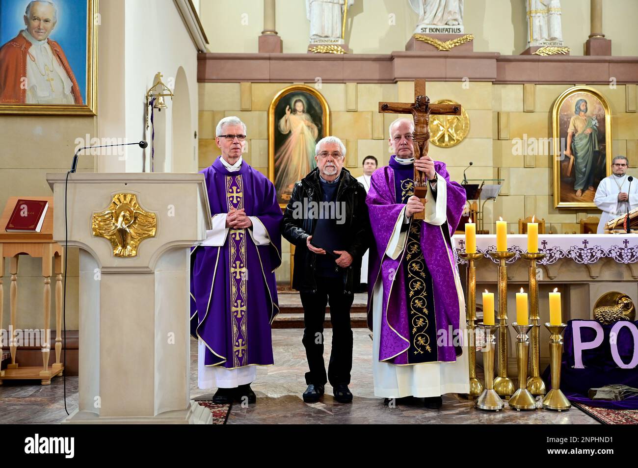 Ein Kruzifix von Oskar Wache vereint Deutsche und Polen. Görlitz/Zgorzelec. Eine der katholischen Sankt-Bonifatius-Kirche in der heutigen ulica Emilii P. Stockfoto