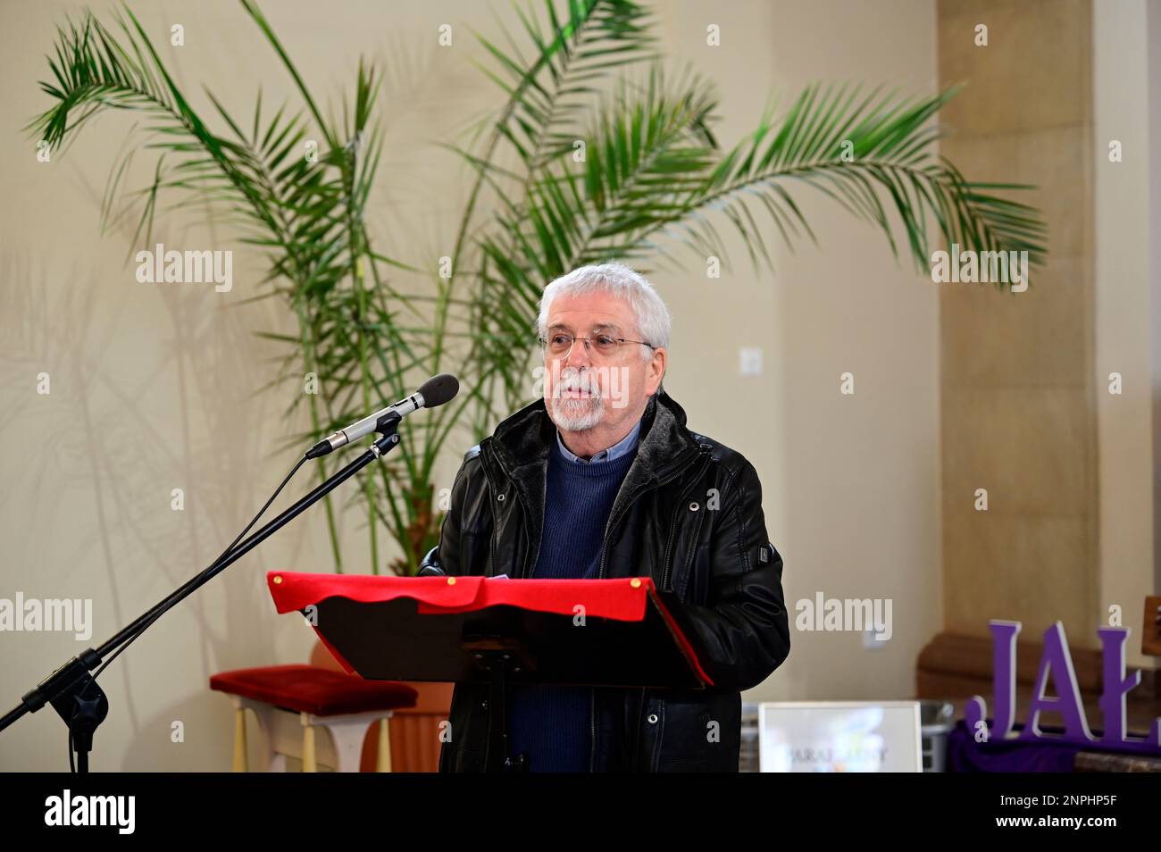 Ein Kruzifix von Oskar Wache vereint Deutsche und Polen. Görlitz/Zgorzelec. Eine der katholischen Sankt-Bonifatius-Kirche in der heutigen ulica Emilii P. Stockfoto
