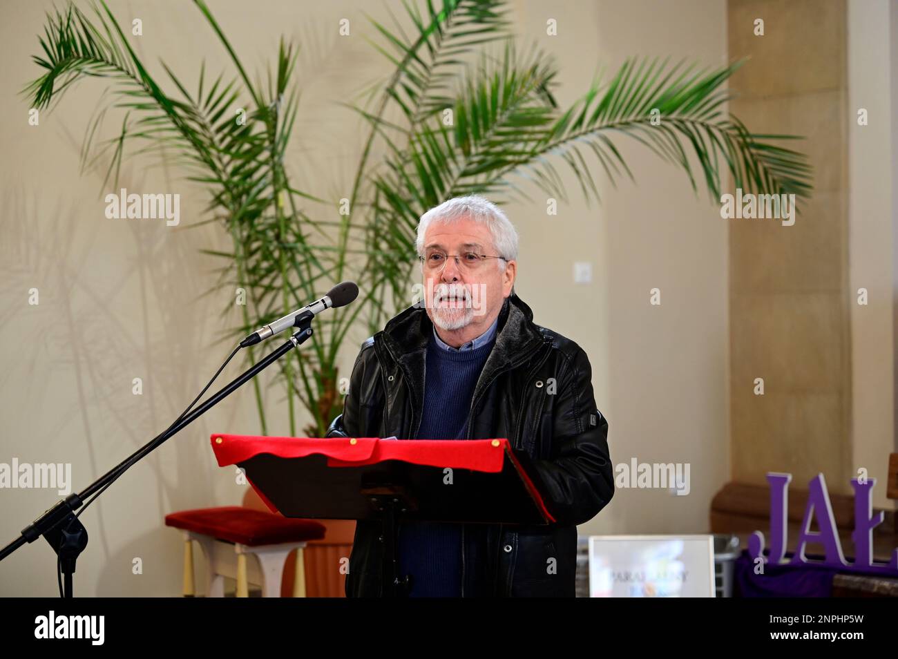 Ein Kruzifix von Oskar Wache vereint Deutsche und Polen. Görlitz/Zgorzelec. Eine der katholischen Sankt-Bonifatius-Kirche in der heutigen ulica Emilii P. Stockfoto