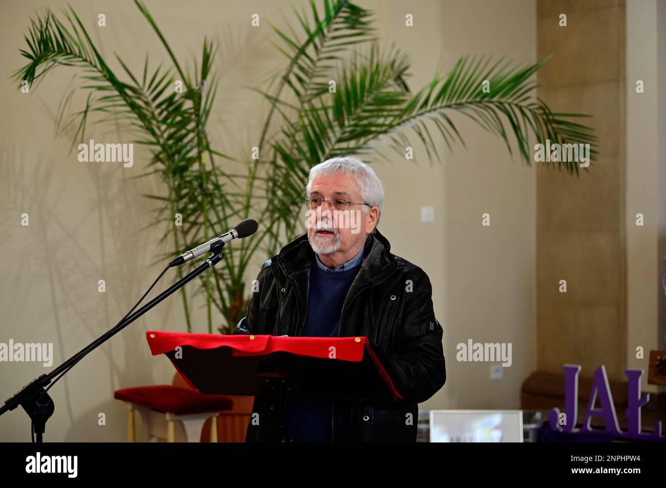 Ein Kruzifix von Oskar Wache vereint Deutsche und Polen. Görlitz/Zgorzelec. Eine der katholischen Sankt-Bonifatius-Kirche in der heutigen ulica Emilii P. Stockfoto
