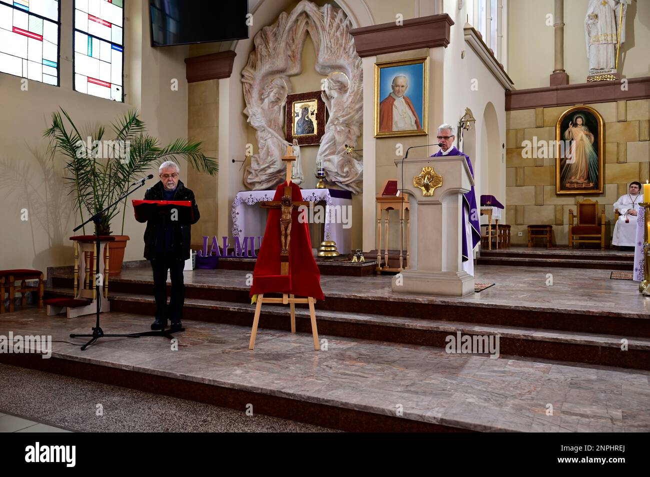 Ein Kruzifix von Oskar Wache vereint Deutsche und Polen. Görlitz/Zgorzelec. Eine der katholischen Sankt-Bonifatius-Kirche in der heutigen ulica Emilii P. Stockfoto