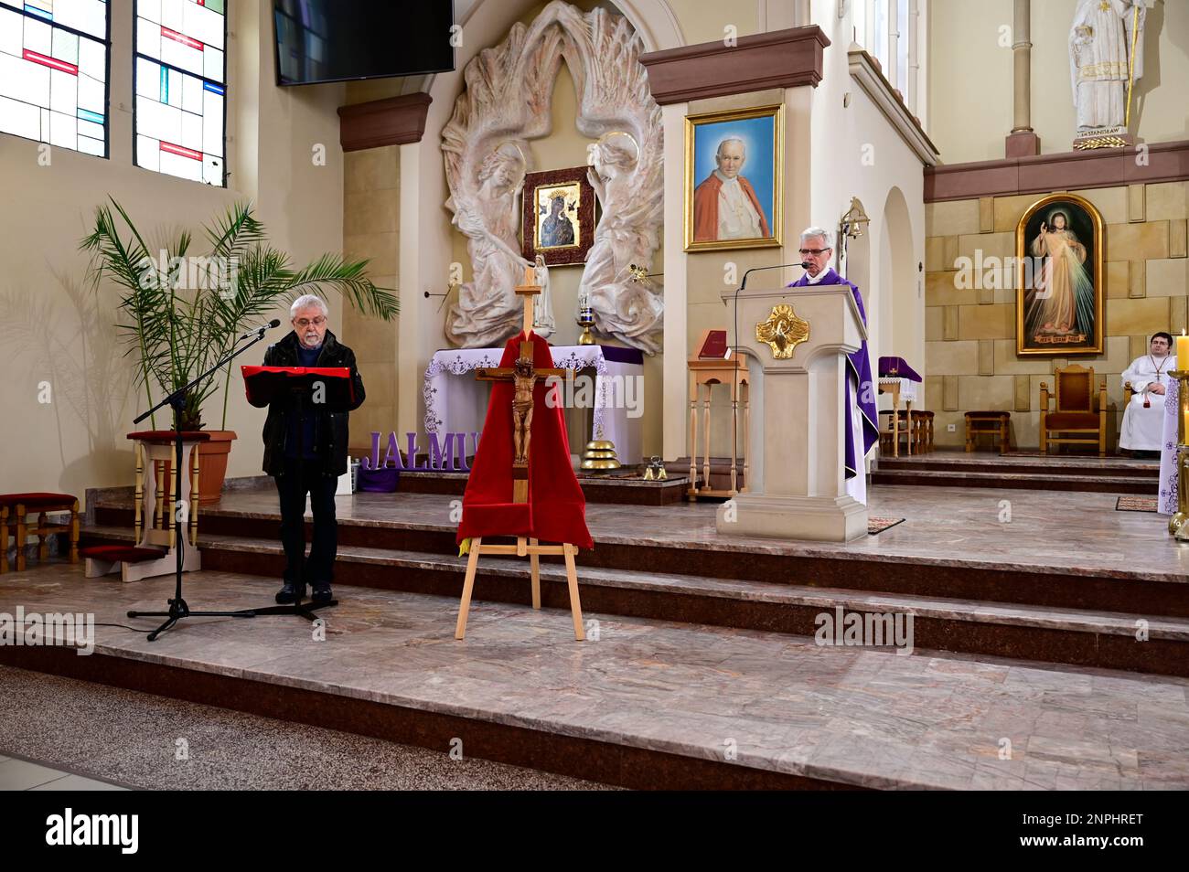 Ein Kruzifix von Oskar Wache vereint Deutsche und Polen. Görlitz/Zgorzelec. Eine der katholischen Sankt-Bonifatius-Kirche in der heutigen ulica Emilii P. Stockfoto