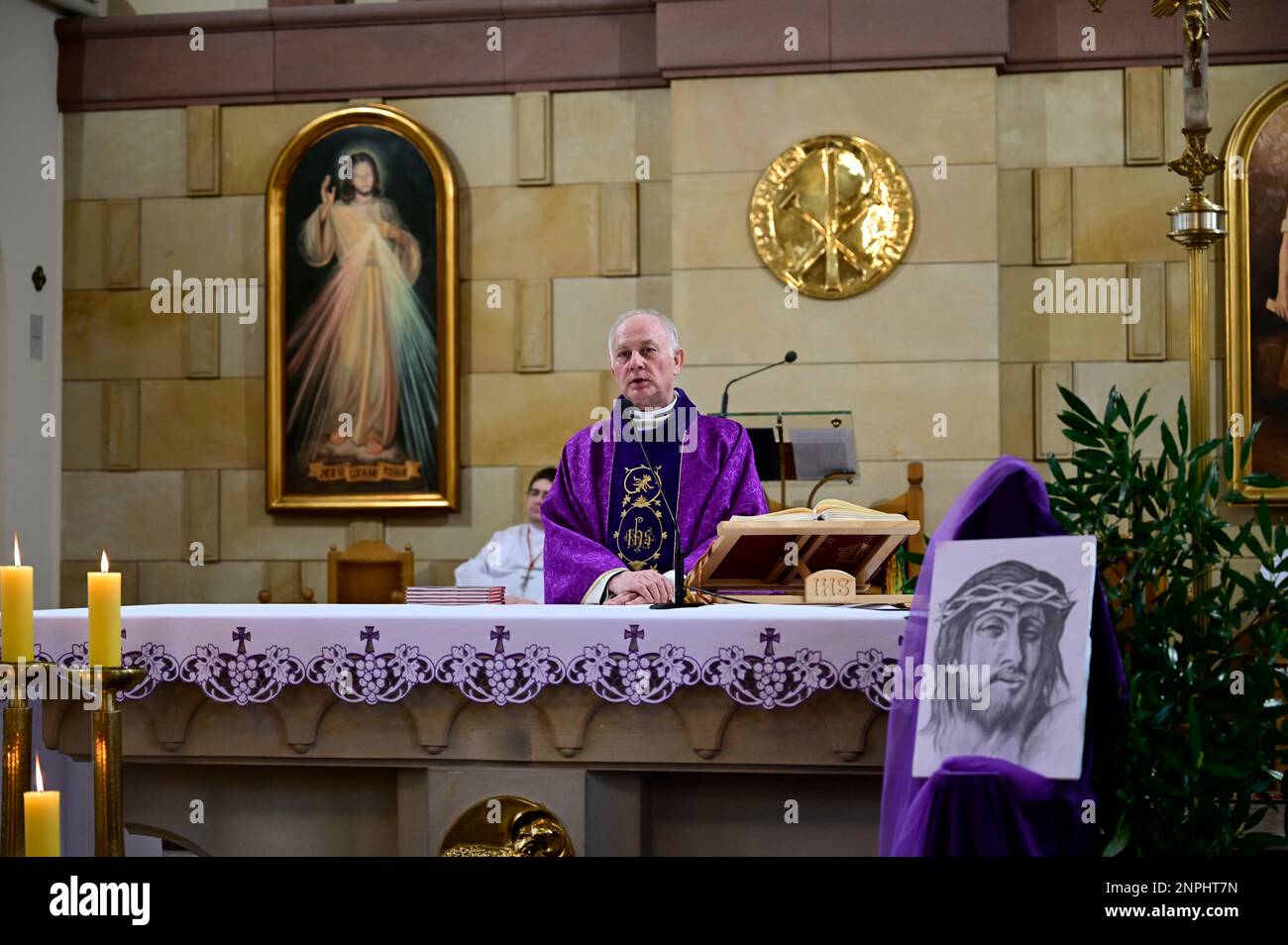 Ein Kruzifix von Oskar Wache vereint Deutsche und Polen. Görlitz/Zgorzelec. Eine der katholischen Sankt-Bonifatius-Kirche in der heutigen ulica Emilii P. Stockfoto