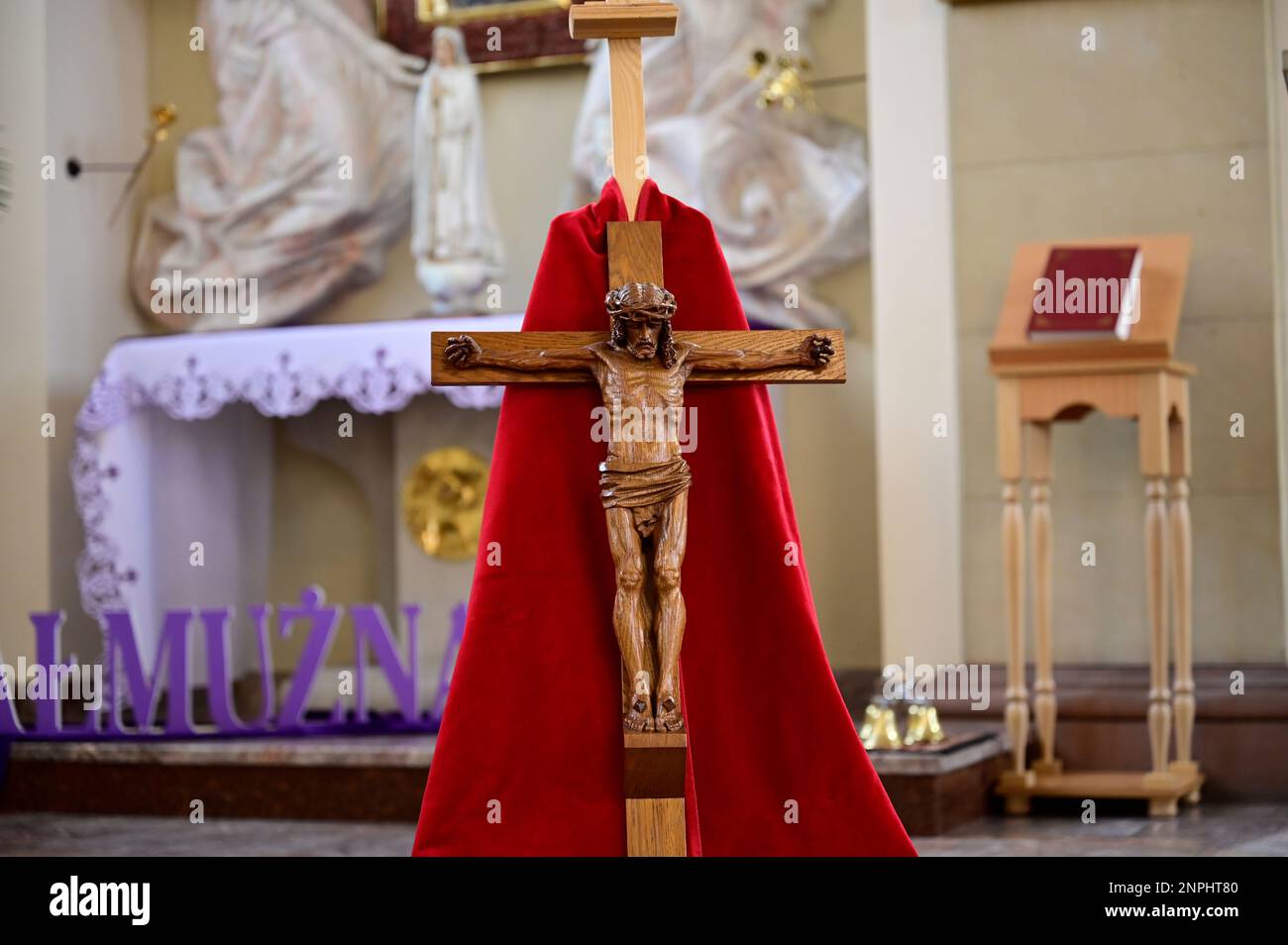 Ein Kruzifix von Oskar Wache vereint Deutsche und Polen. Görlitz/Zgorzelec. Eine der katholischen Sankt-Bonifatius-Kirche in der heutigen ulica Emilii P. Stockfoto