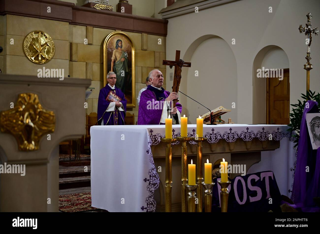 Ein Kruzifix von Oskar Wache vereint Deutsche und Polen. Görlitz/Zgorzelec. Eine der katholischen Sankt-Bonifatius-Kirche in der heutigen ulica Emilii P. Stockfoto