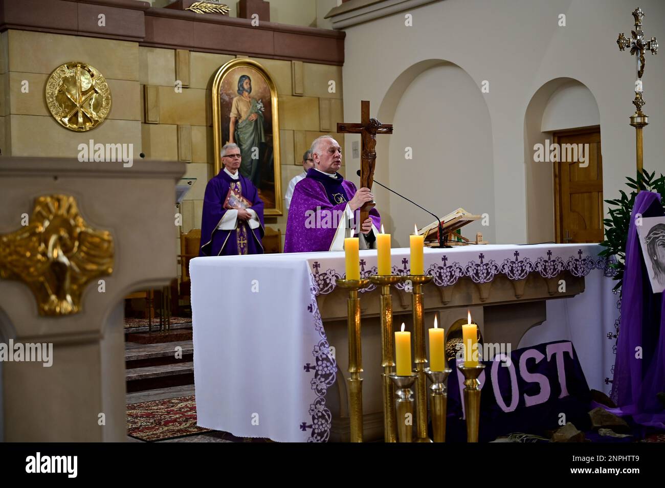Ein Kruzifix von Oskar Wache vereint Deutsche und Polen. Görlitz/Zgorzelec. Eine der katholischen Sankt-Bonifatius-Kirche in der heutigen ulica Emilii P. Stockfoto