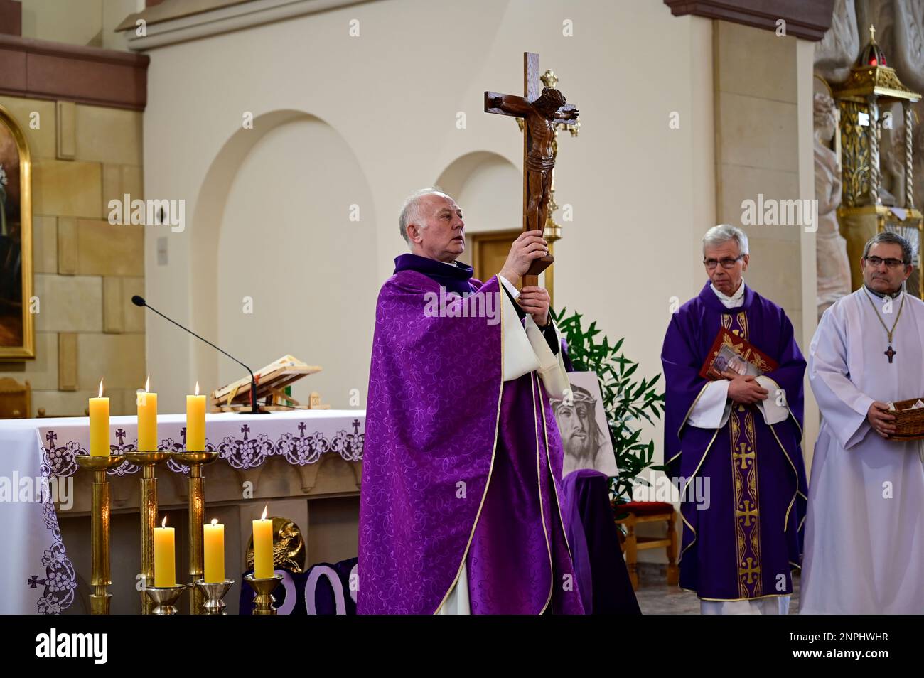 Ein Kruzifix von Oskar Wache vereint Deutsche und Polen. Görlitz/Zgorzelec. Eine der katholischen Sankt-Bonifatius-Kirche in der heutigen ulica Emilii P. Stockfoto