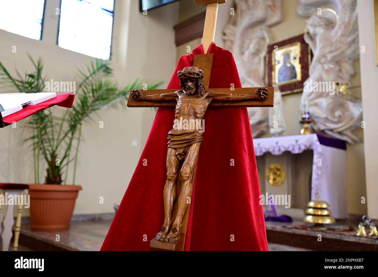 Ein Kruzifix von Oskar Wache vereint Deutsche und Polen. Görlitz/Zgorzelec. Eine der katholischen Sankt-Bonifatius-Kirche in der heutigen ulica Emilii P. Stockfoto